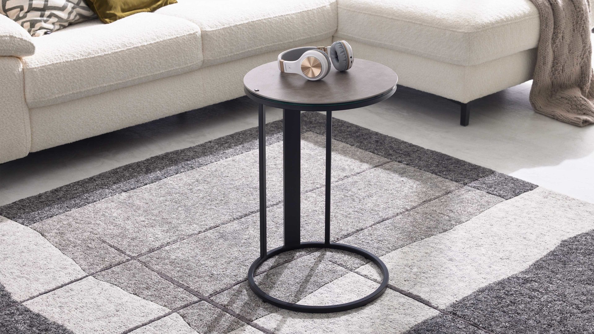 Beistelltisch Interliving aus Keramik in Grau Interliving Couchtisch Serie 6220 - Beistelltisch zementgraue Keramik & schwarzer Stahl  - Durchmesser ca. 40 cm