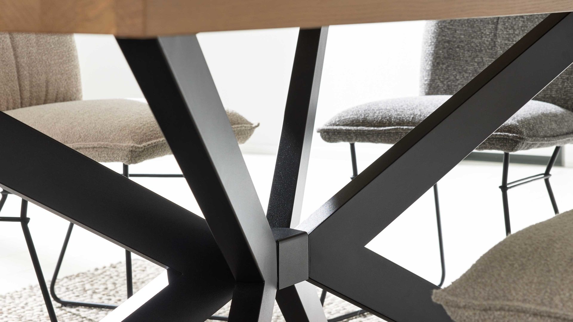 Esstisch Interliving aus Holz in Holzfarben Interliving Wohnzimmer Serie 2025 - Esstisch 01 Wildeiche, Anthrazit & Kork - ca. 200 x 95 cm