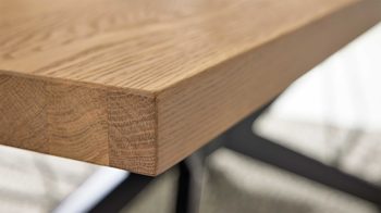 Esstisch Interliving aus Holz in Holzfarben Interliving Wohnzimmer Serie 2025 - Esstisch 01 Wildeiche, Anthrazit & Kork - ca. 200 x 95 cm