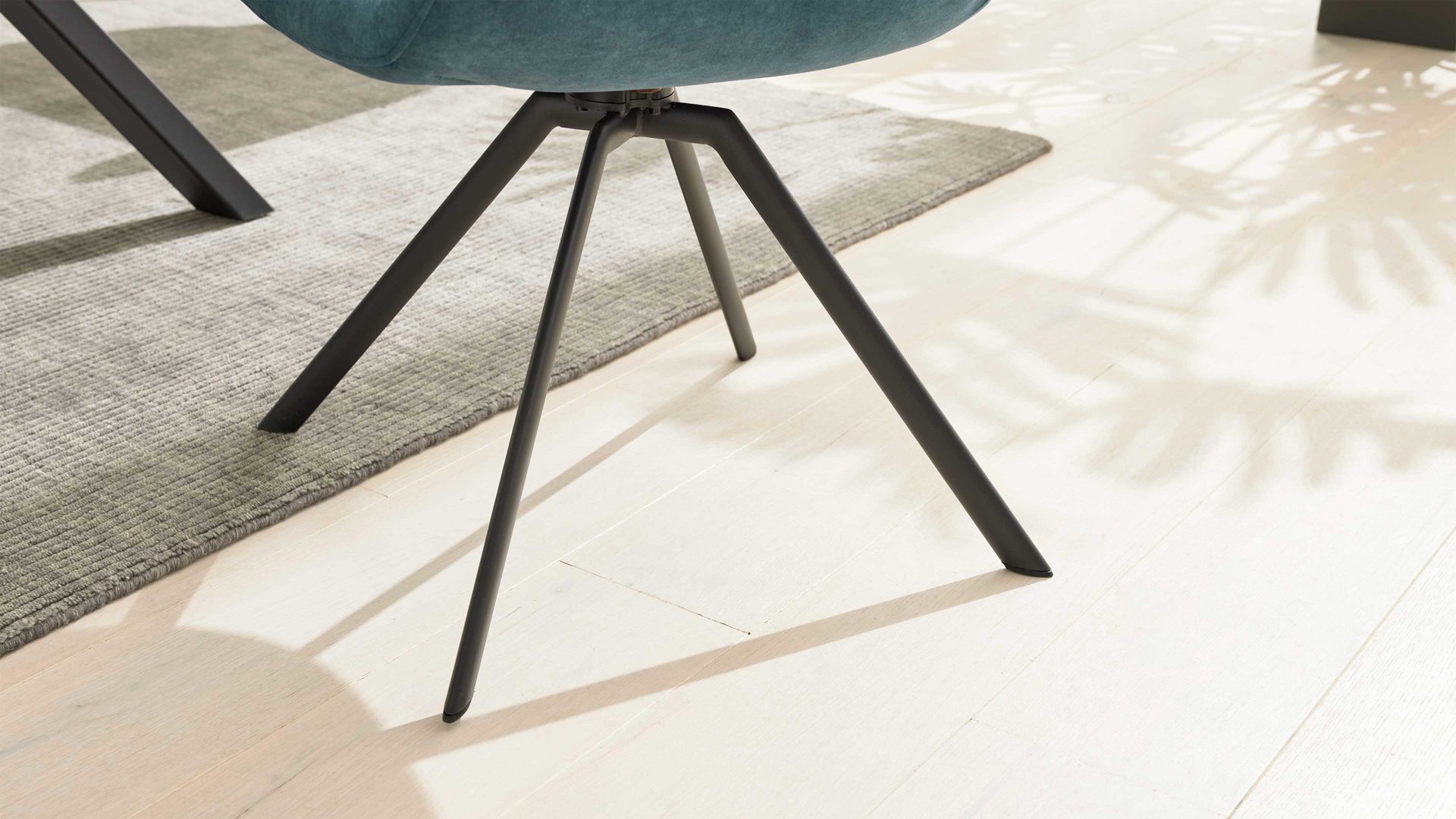 Polsterstuhl Interliving aus Kunstfaser in Petrol Interliving Esszimmer Serie 5112 - Schalenstuhl V231 petrolfarbene Mikrofaser Dubai PY & anthrazitfarbenes Metall