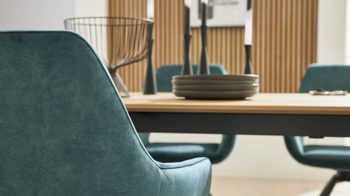 Polsterstuhl Interliving aus Kunstfaser in Petrol Interliving Esszimmer Serie 5112 - Schalenstuhl V231 petrolfarbene Mikrofaser Dubai PY & anthrazitfarbenes Metall