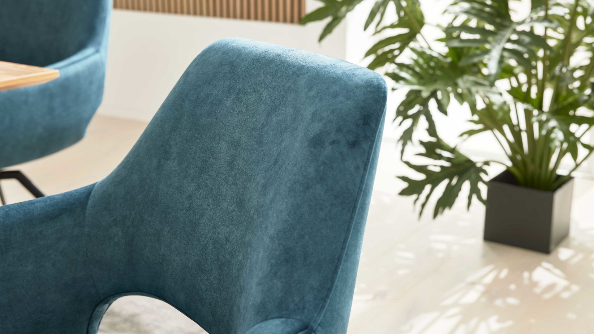 Polsterstuhl Interliving aus Kunstfaser in Petrol Interliving Esszimmer Serie 5112 - Schalenstuhl petrolfarbene Mikrofaser Dubai PY & anthrazitfarbenes Metall