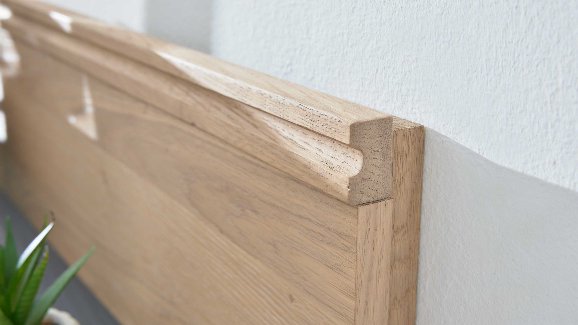 Wandregal Interliving aus Holz in Holzfarben Interliving Wohnzimmer Serie 2025 - Wandregal 40 Wildeiche & Parsolglas - Länge ca. 150 cm