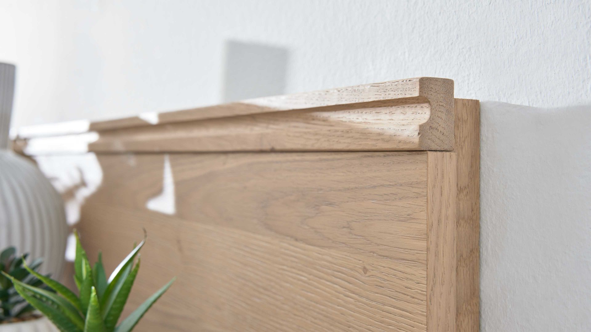 Wandregal Interliving aus Holz in Holzfarben Interliving Wohnzimmer Serie 2025 - Wandregal 40 Wildeiche & Parsolglas - Länge ca. 150 cm