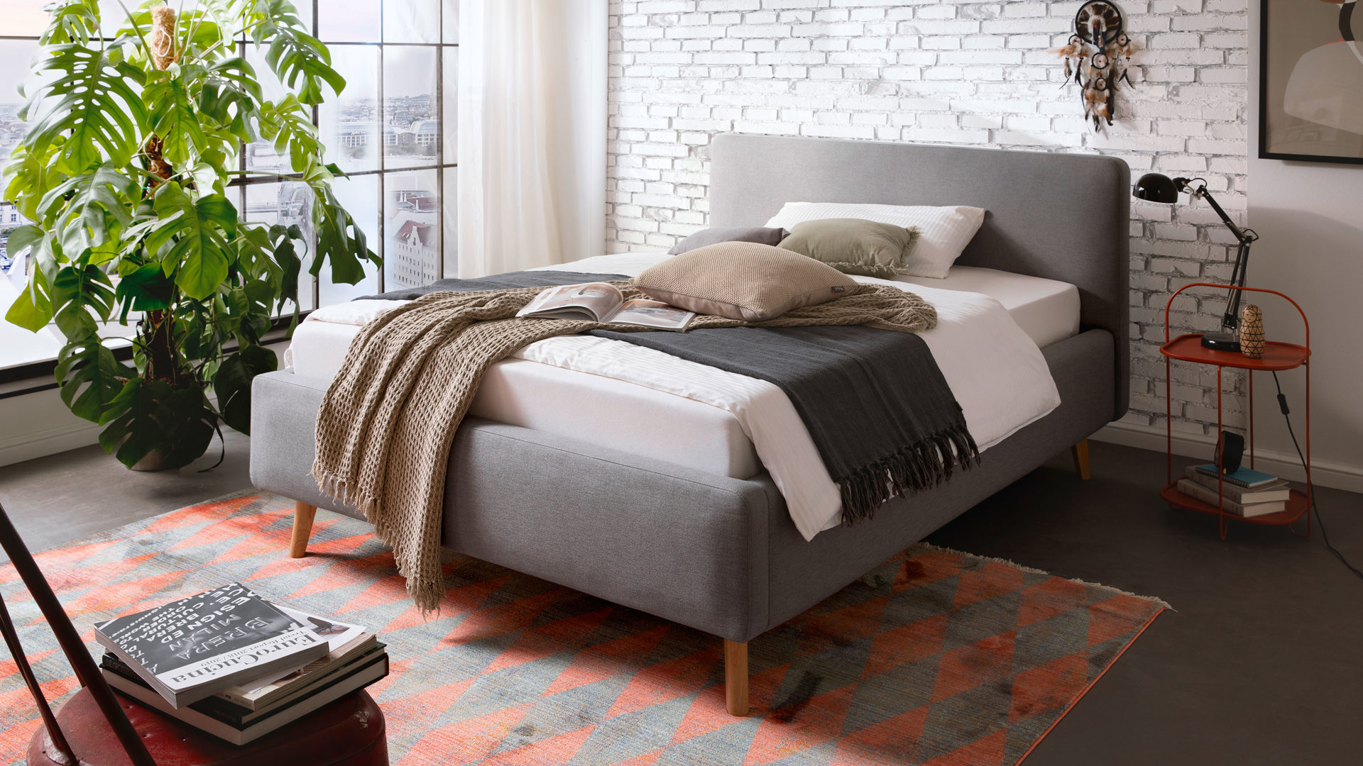 Bettgestell Meise.möbel aus Stoff in Hellgrau Polsterbettgestell Mattis mit Bettkasten hellgraues Flachgewebe Aspen 92 & Holzfüße - Liegefläche ca. 140 x 200 cm