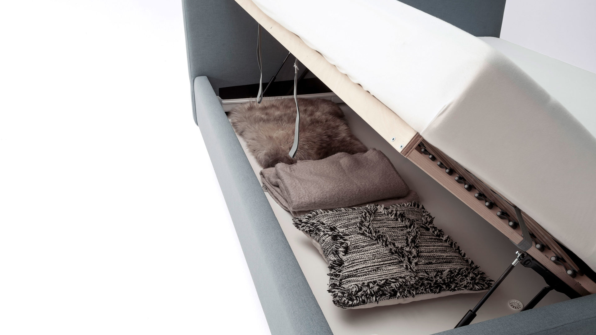 Bettgestell Meise.möbel aus Stoff in Blau Polsterbettgestell Mattis mit Bettkasten eisblaues Flachgewebe Aspen 84 & Holzfüße - Liegefläche ca. 180 x 200 cm