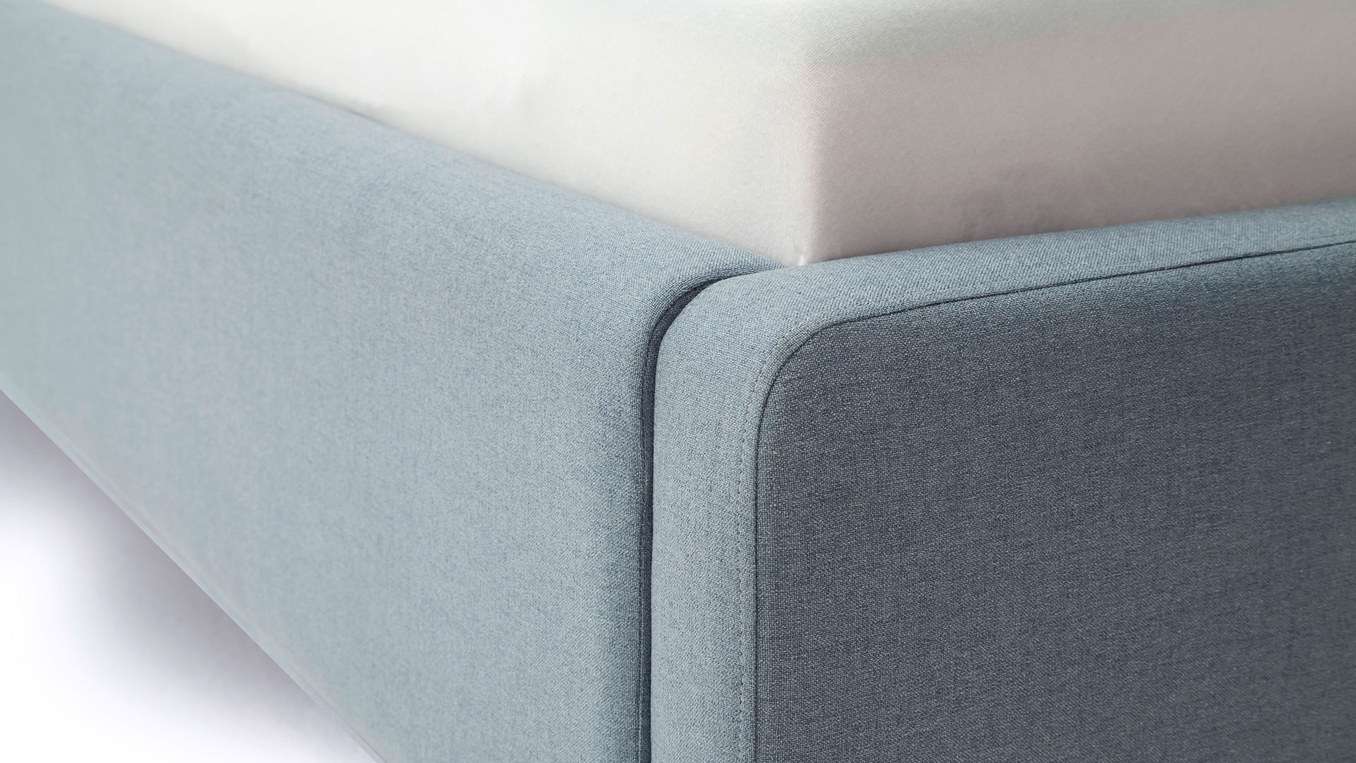 Bettgestell Meise.möbel aus Stoff in Blau Polsterbettgestell Mattis mit Bettkasten eisblaues Flachgewebe Aspen 84 & Holzfüße - Liegefläche ca. 180 x 200 cm