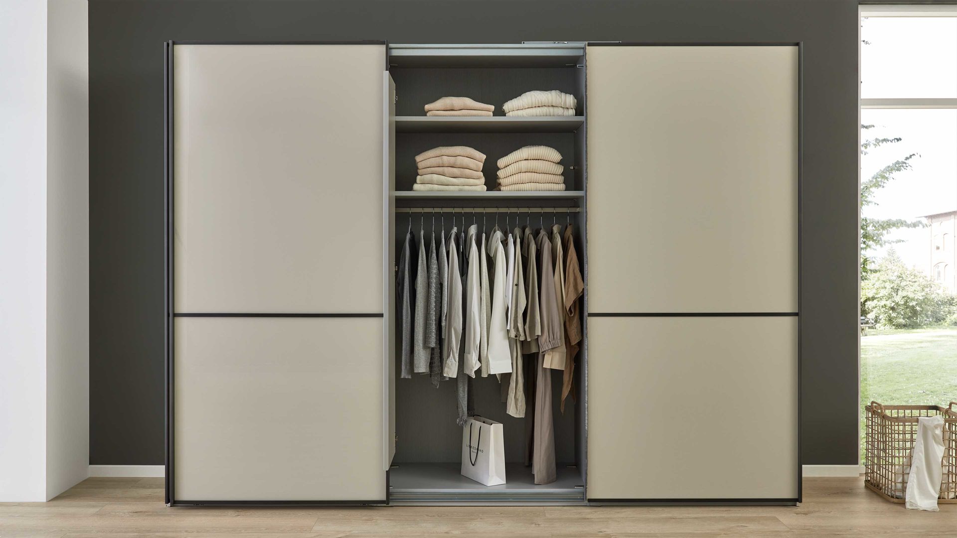 Kleiderschrank Interliving aus Holz in Hellgrau Interliving Kleiderschrank Serie 1205 – Schwebetürenschrank Champagner & Schiefer – drei Türen, Breite ca. 300 cm