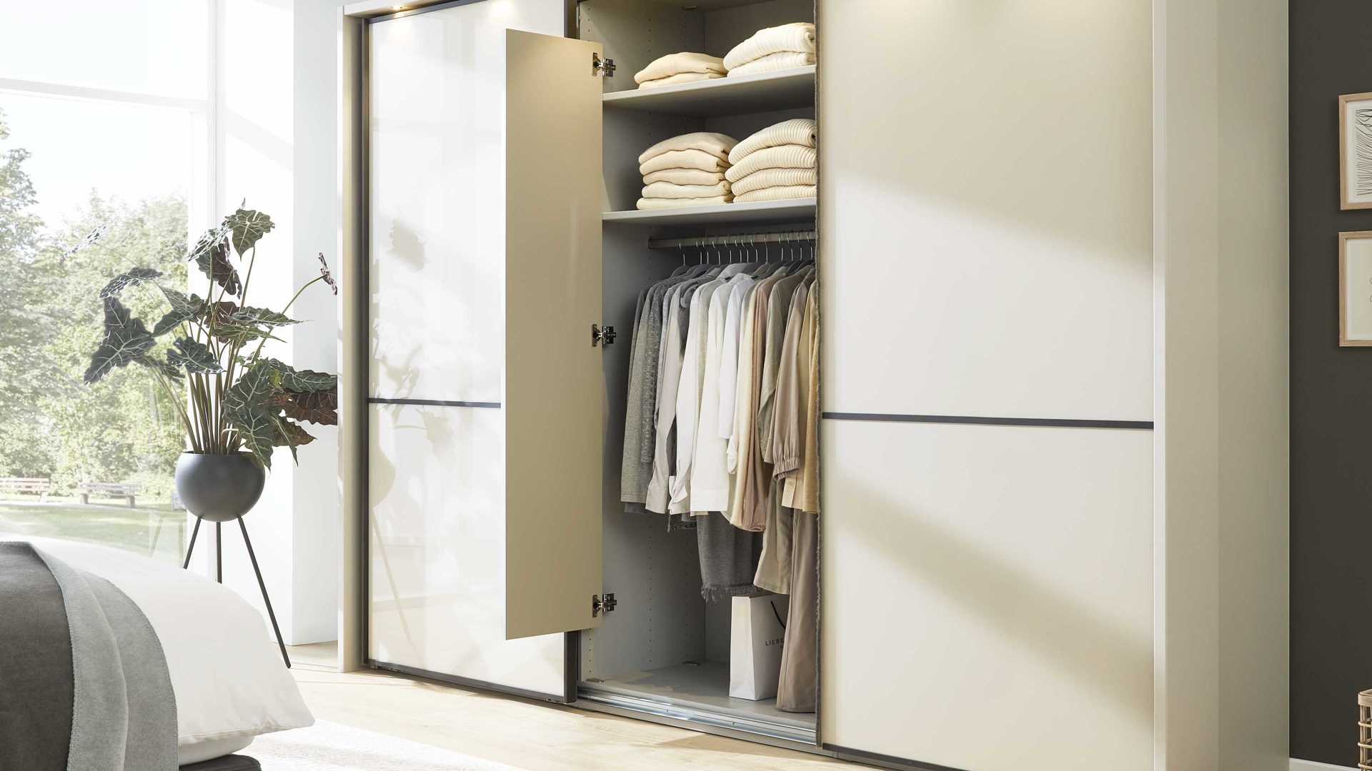 Kleiderschrank Interliving aus Holz in Hellgrau Interliving Kleiderschrank Serie 1205 – Schwebetürenschrank Champagner & Schiefer – drei Türen, Breite ca. 300 cm