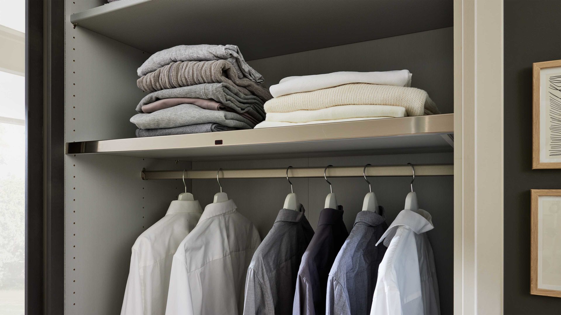 Kleiderschrank Interliving aus Holz in Hellgrau Interliving Kleiderschrank Serie 1205 – Schwebetürenschrank Champagner & Schiefer – drei Türen, Breite ca. 300 cm