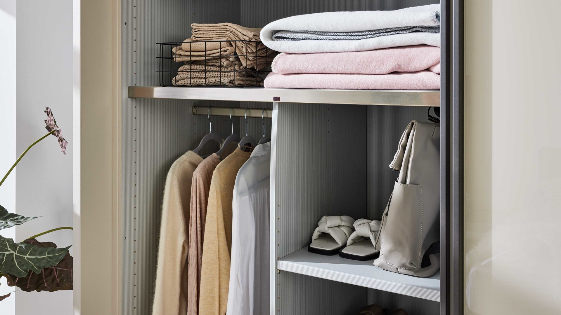 Kleiderschrank Interliving aus Holz in Hellgrau Interliving Kleiderschrank Serie 1205 – Schwebetürenschrank Champagner & Schiefer – drei Türen, Breite ca. 300 cm