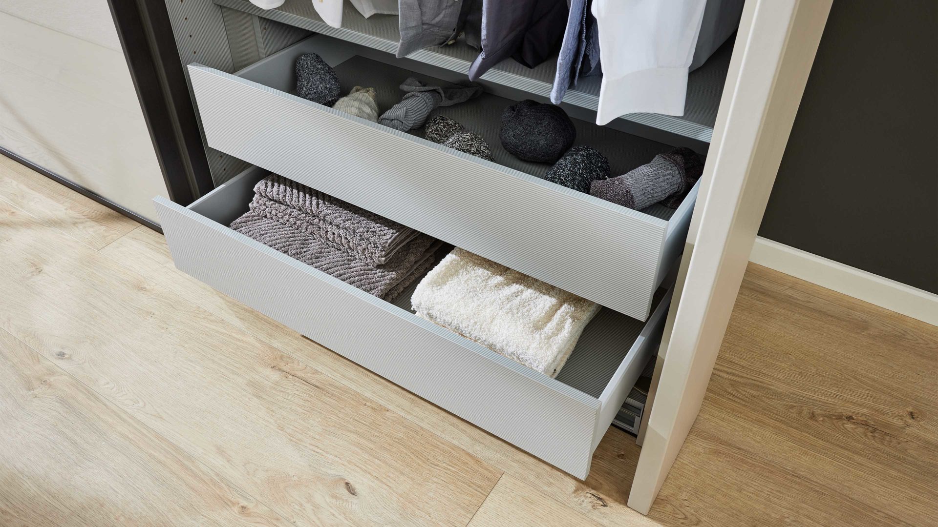 Kleiderschrank Interliving aus Holz in Hellgrau Interliving Kleiderschrank Serie 1205 – Schwebetürenschrank Champagner & Schiefer – drei Türen, Breite ca. 300 cm