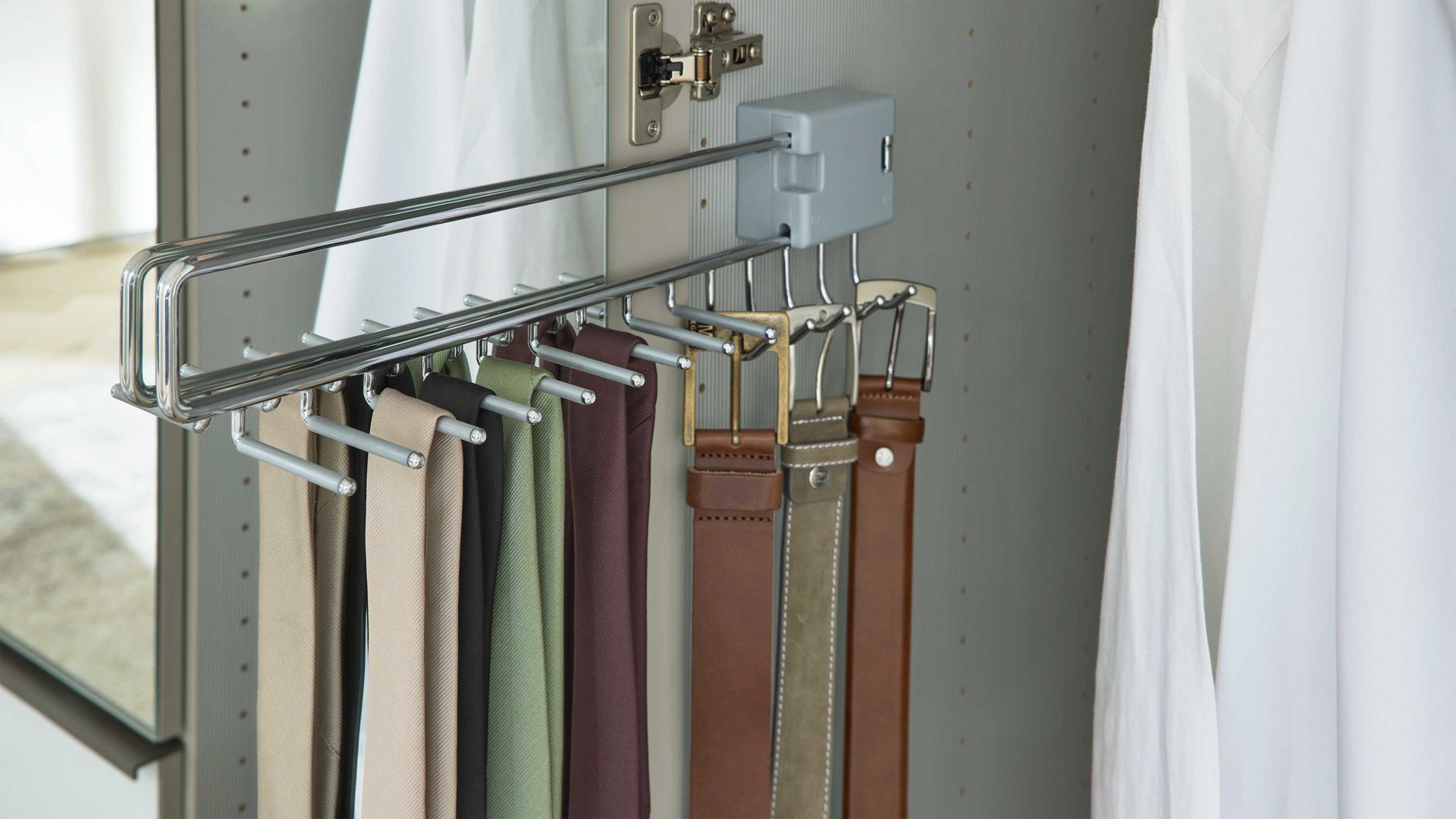 Kleiderschrank Interliving aus Holz in Weiß Interliving Kleiderschrank Serie 1205 – Falttürenschrank Weiß & Kieselgrau – sechs Türen, vier Schubladen, Breite ca. 300 cm