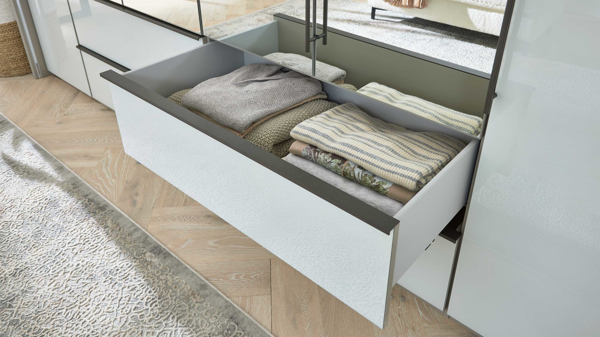 Kleiderschrank Interliving aus Holz in Weiß Interliving Kleiderschrank Serie 1205 – Falttürenschrank Weiß & Kieselgrau – sechs Türen, vier Schubladen, Breite ca. 300 cm