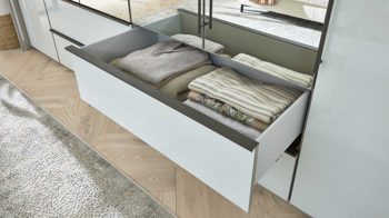 Kleiderschrank Interliving aus Holz in Weiß Interliving Kleiderschrank Serie 1205 – Falttürenschrank 683 Weiß & Kieselgrau – sechs Türen, vier Schubladen, Breite ca. 300 cm