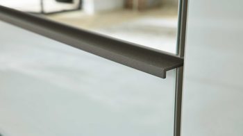 Kleiderschrank Interliving aus Holz in Weiß Interliving Kleiderschrank Serie 1205 – Falttürenschrank Weiß & Kieselgrau – sechs Türen, vier Schubladen, Breite ca. 300 cm