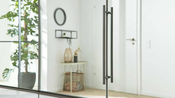 Kleiderschrank Interliving aus Holz in Weiß Interliving Kleiderschrank Serie 1205 – Falttürenschrank Weiß & Kieselgrau – sechs Türen, vier Schubladen, Breite ca. 300 cm