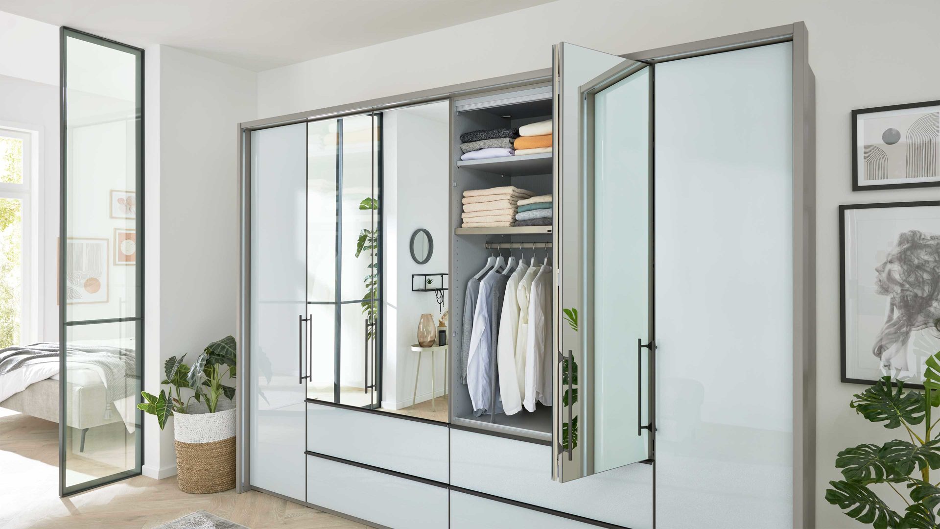 Kleiderschrank Interliving aus Holz in Weiß Interliving Kleiderschrank Serie 1205 – Falttürenschrank 683 Weiß & Kieselgrau – sechs Türen, vier Schubladen, Breite ca. 300 cm