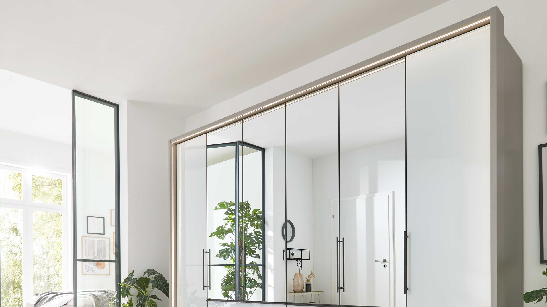 Kleiderschrank Interliving aus Holz in Weiß Interliving Kleiderschrank Serie 1205 – Falttürenschrank 683 Weiß & Kieselgrau – sechs Türen, vier Schubladen, Breite ca. 300 cm