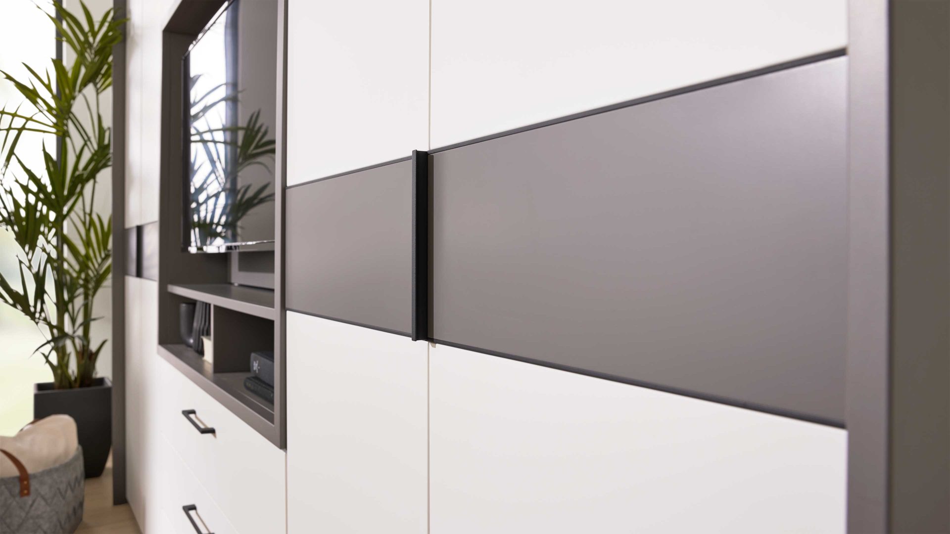 Kleiderschrank Interliving aus Holz in Grau Interliving Kleiderschrank Serie 1207 – Kleiderschrank mit TV-Nische Weiß & Manhattan – sechs Türen, zwei Schubladen, Breite ca. 300 cm