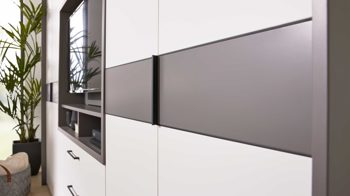 Kleiderschrank Interliving aus Holz in Grau Interliving Kleiderschrank Serie 1207 – Kleiderschrank mit TV-Nische Weiß & Manhattan – sechs Türen, zwei Schubladen, Breite ca. 300 cm