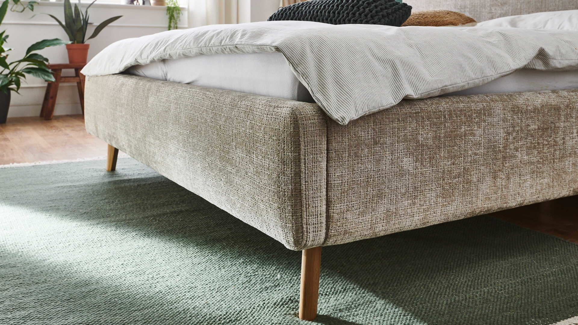 Bettgestell Meise.möbel aus Stoff in Beige Polsterbettgestell Mattis mit Bettkasten beigefarbener Chenille Bezug Yunus 3 & Holzfüße - Liegefläche ca. 180 x 200 cm