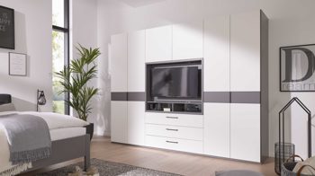 Kleiderschrank Interliving aus Holz in Grau Interliving Kleiderschrank Serie 1207 – Kleiderschrank mit TV-Nische Weiß & Manhattan – sechs Türen, zwei Schubladen, Breite ca. 300 cm