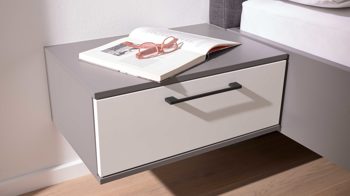Nachtkommode Interliving aus Holz in Grau Interliving Kleiderschrank Serie 1207 – Hänge-Nachtkonsole Weiß & Manhattan – eine Schublade, Breite ca. 60 cm