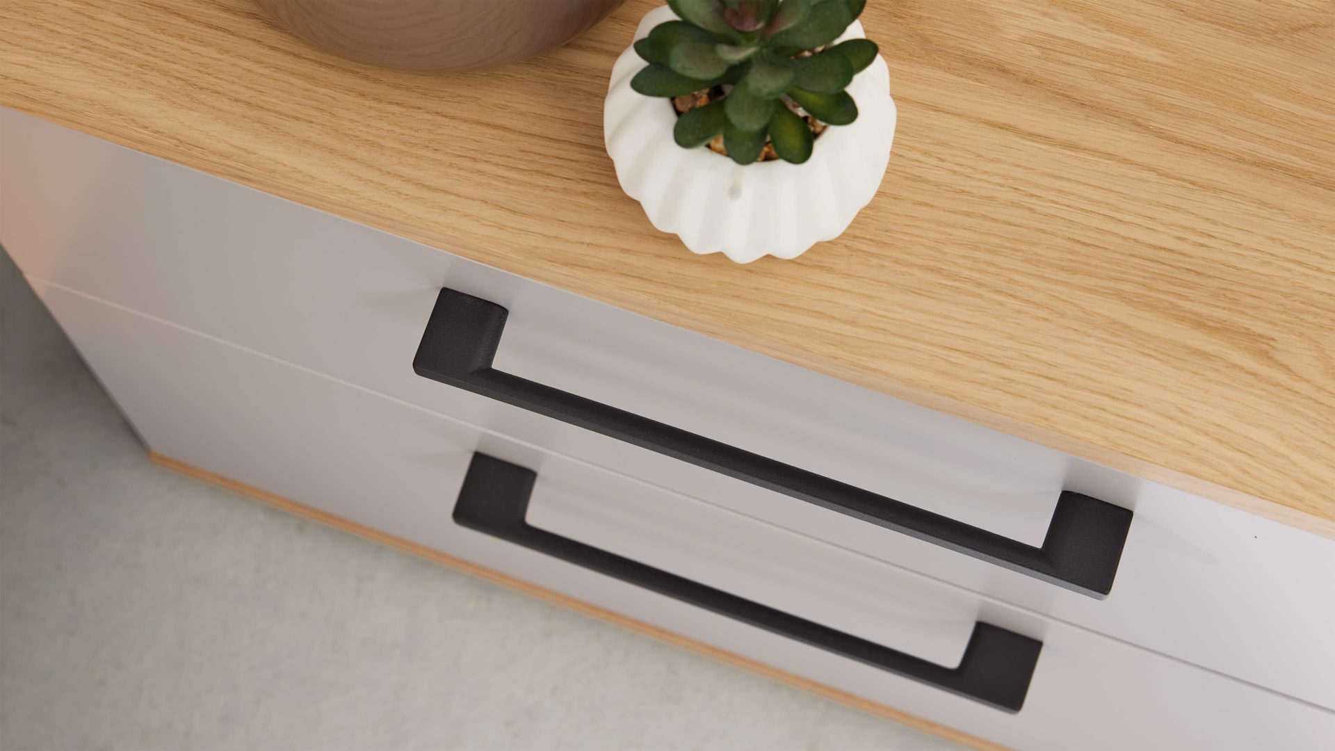 Nachtkommode Interliving aus Holz in Grau Interliving Kleiderschrank Serie 1207 – Nachtkommode Taupe & Balkeneiche – zwei Schubladen, Breite ca. 60 cm