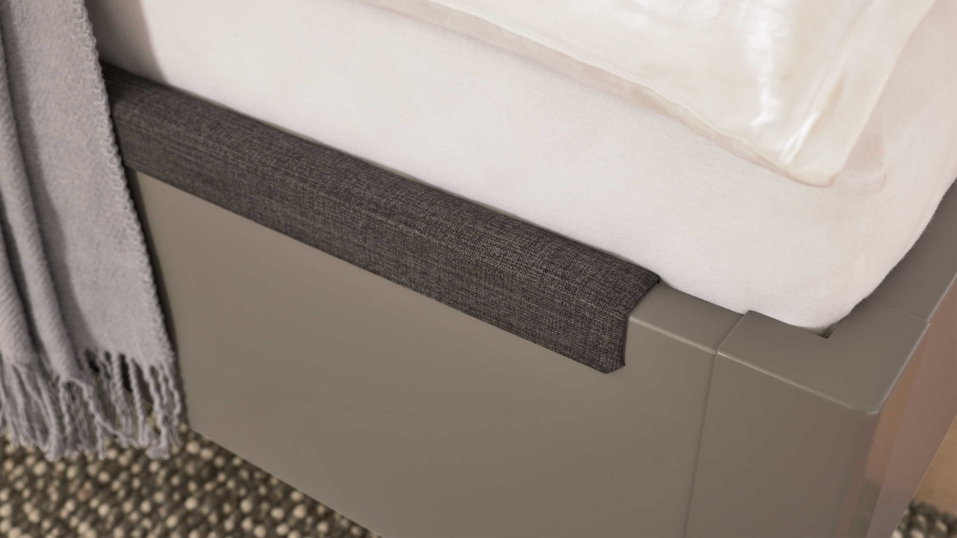Zubehör Interliving aus Stoff in Anthrazit Interliving Kleiderschrank Serie 1207 – Fußteil-Polsterkante anthrazitfarbener Stoffbezug - Länge ca. 124 cm