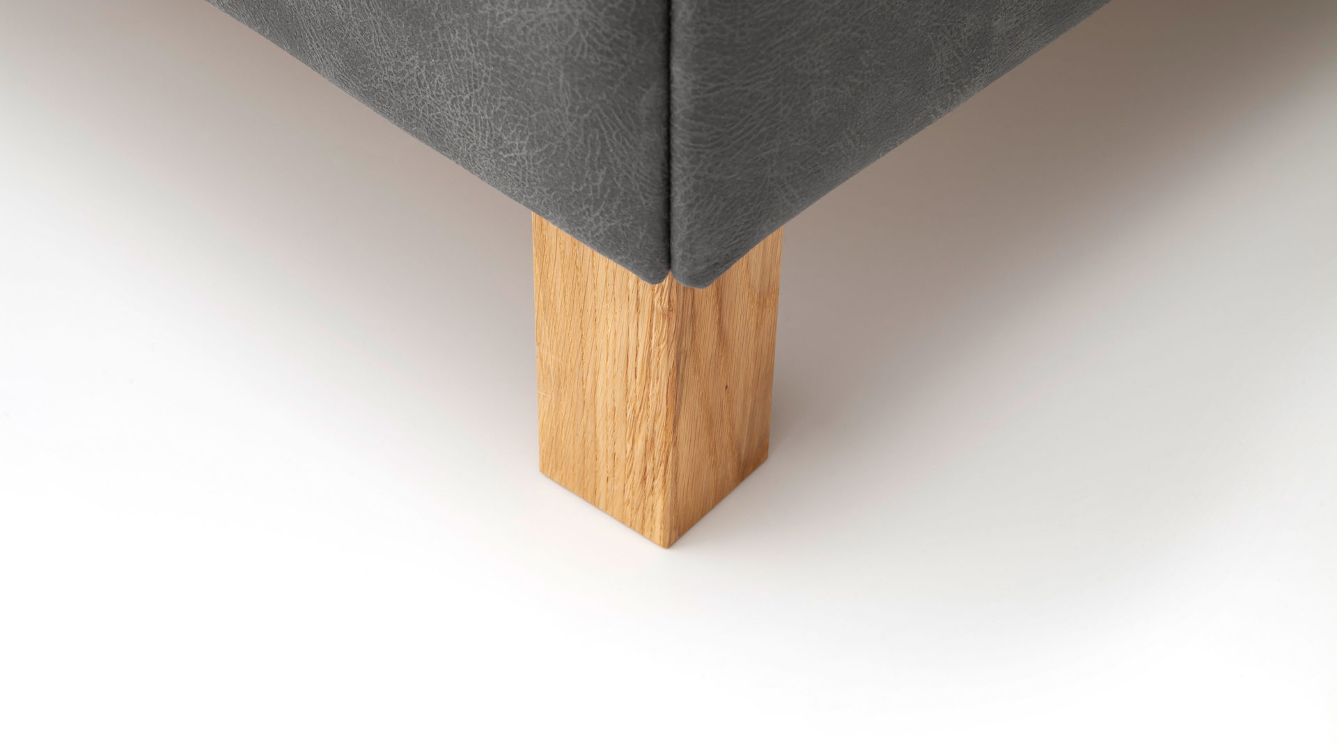 Polsterbett Meise.möbel aus Stoff in Anthrazit Polsterbett San Remo mit Bettkasten anthrazitfarbener Bezug Bulus 09 & eichefarbene Holzfüße - Liegefläche ca. 180 x 200 cm