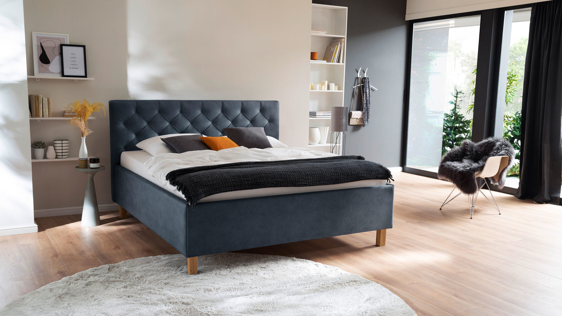 Polsterbett Meise.möbel aus Stoff in Blau Polsterbett San Remo mit Bettkasten taubenblauer Bezug Bulus 16 & eichefarbene Holzfüße - Liegefläche ca. 180 x 200 cm