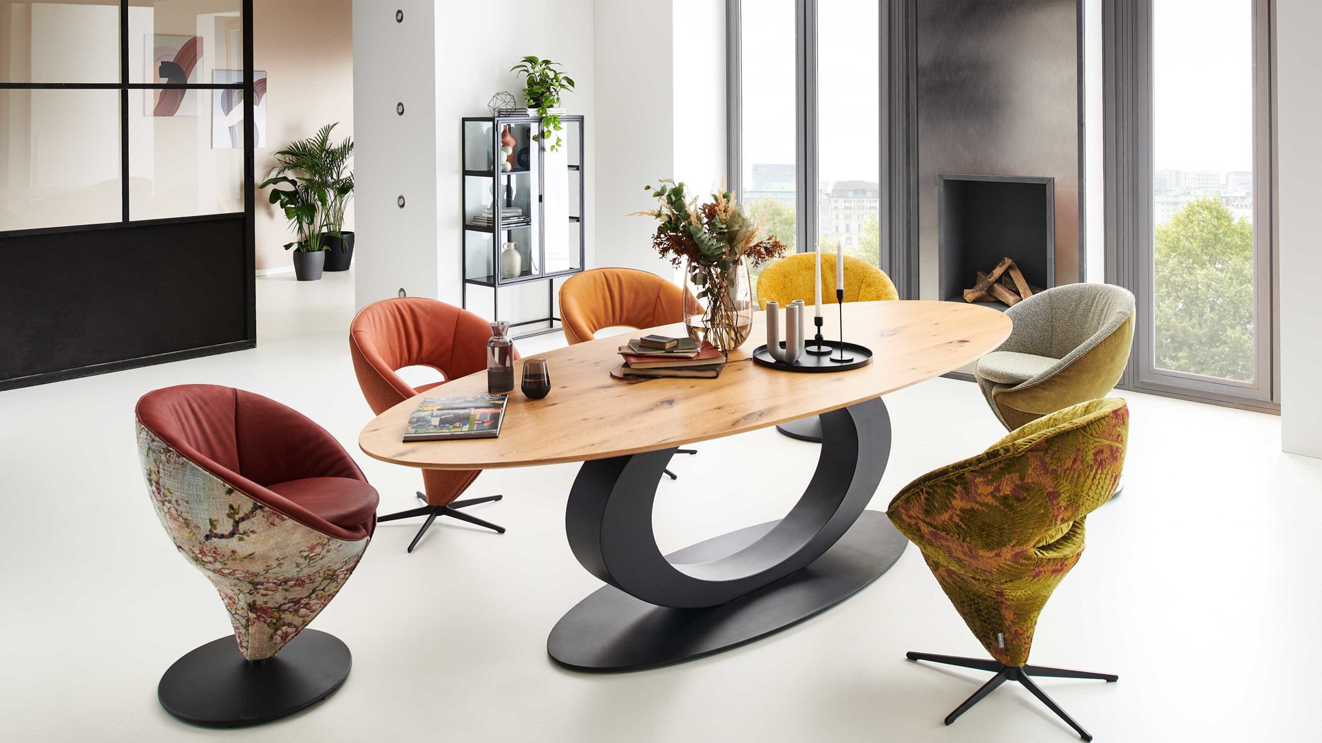 Polsterstuhl Koinor aus Stoff in Hellrot KOINOR Dreh-Polsterstuhl hellrote Bezugkombination , mattschwarzes Fußkreuz