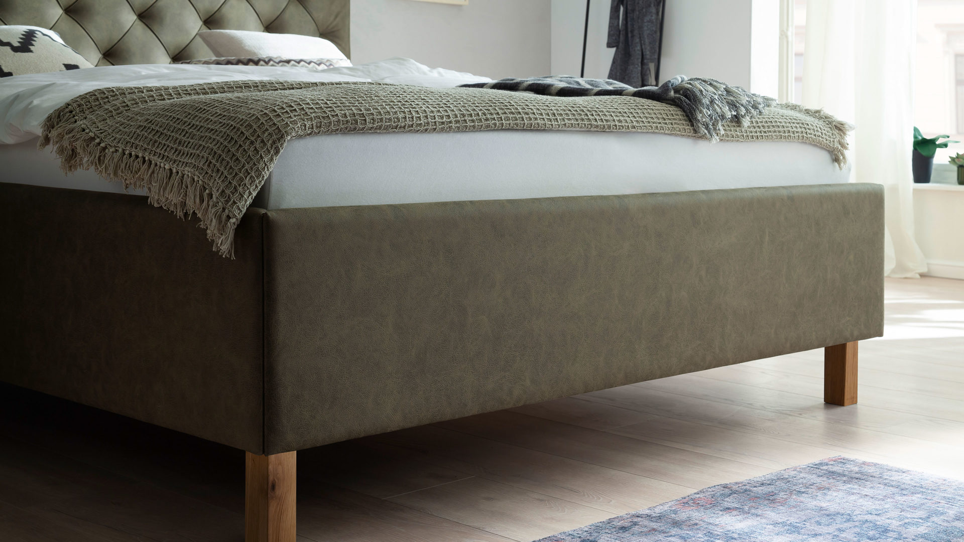 Polsterbett Meise.möbel aus Stoff in Grün Polsterbett San Remo mit Bettkasten grüner Bezug Bulus 17 & eichefarbene Holzfüße - Liegefläche ca. 180 x 200 cm