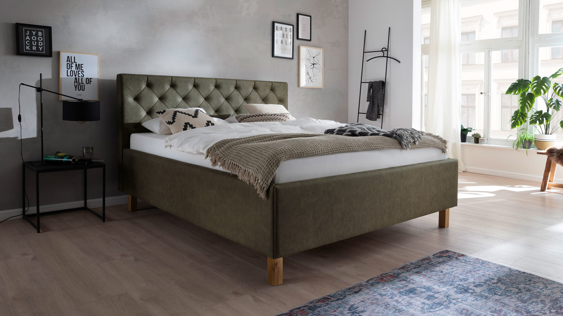 Polsterbett Meise.möbel aus Stoff in Grün Polsterbett San Remo mit Bettkasten grüner Bezug Bulus 17 & eichefarbene Holzfüße - Liegefläche ca. 180 x 200 cm