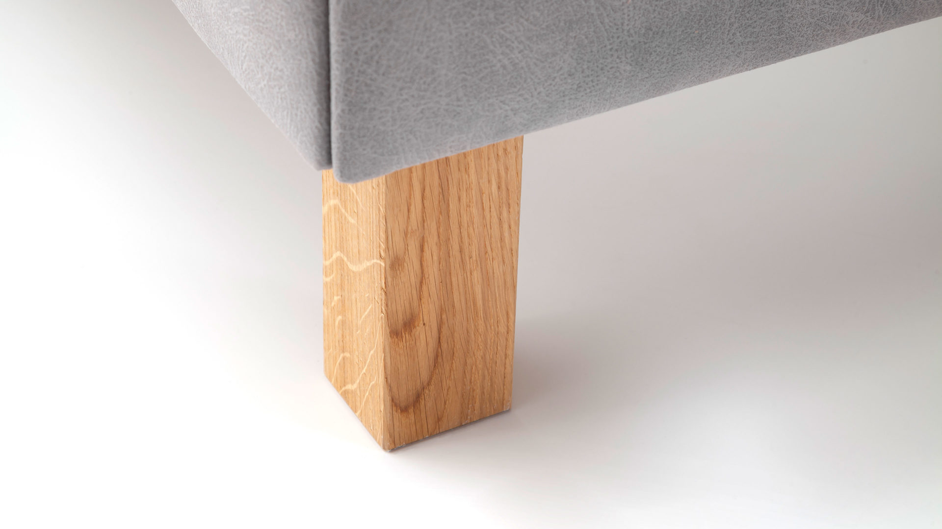 Polsterbett Meise.möbel aus Stoff in Hellgrau Polsterbett San Remo mit Bettkasten hellgrauer Bezug Bulus 32 & eichefarbene Holzfüße - Liegefläche ca. 180 x 200 cm