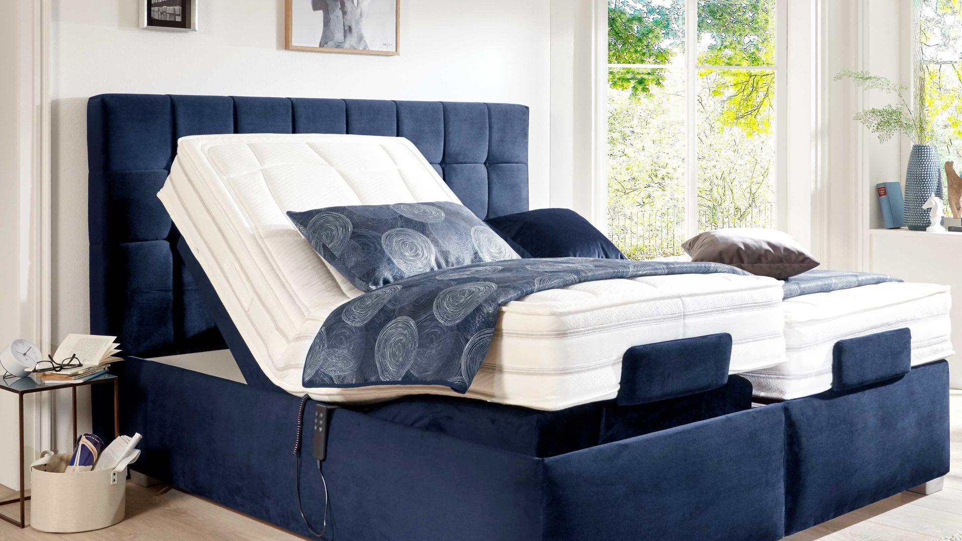 Boxspringbett comfortmaster besser sitzen, liegen, leben aus Stoff in Dunkelblau Comfortmaster Ohio 2.0 - Boxspringbett mit motorischen Lattenrahmen dunkelblauer Velour Sierra 487614 – Liegefläche ca. 180 x 200 cm