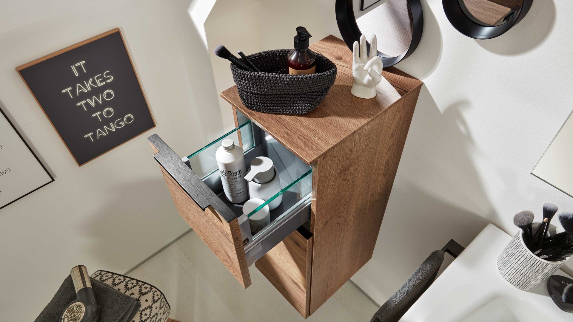 Hängeschrank Interliving aus Holz in Holzfarben Interliving Bad Serie 7402 – Sideboard Havanna Eiche – eine Tür, ein Auszug