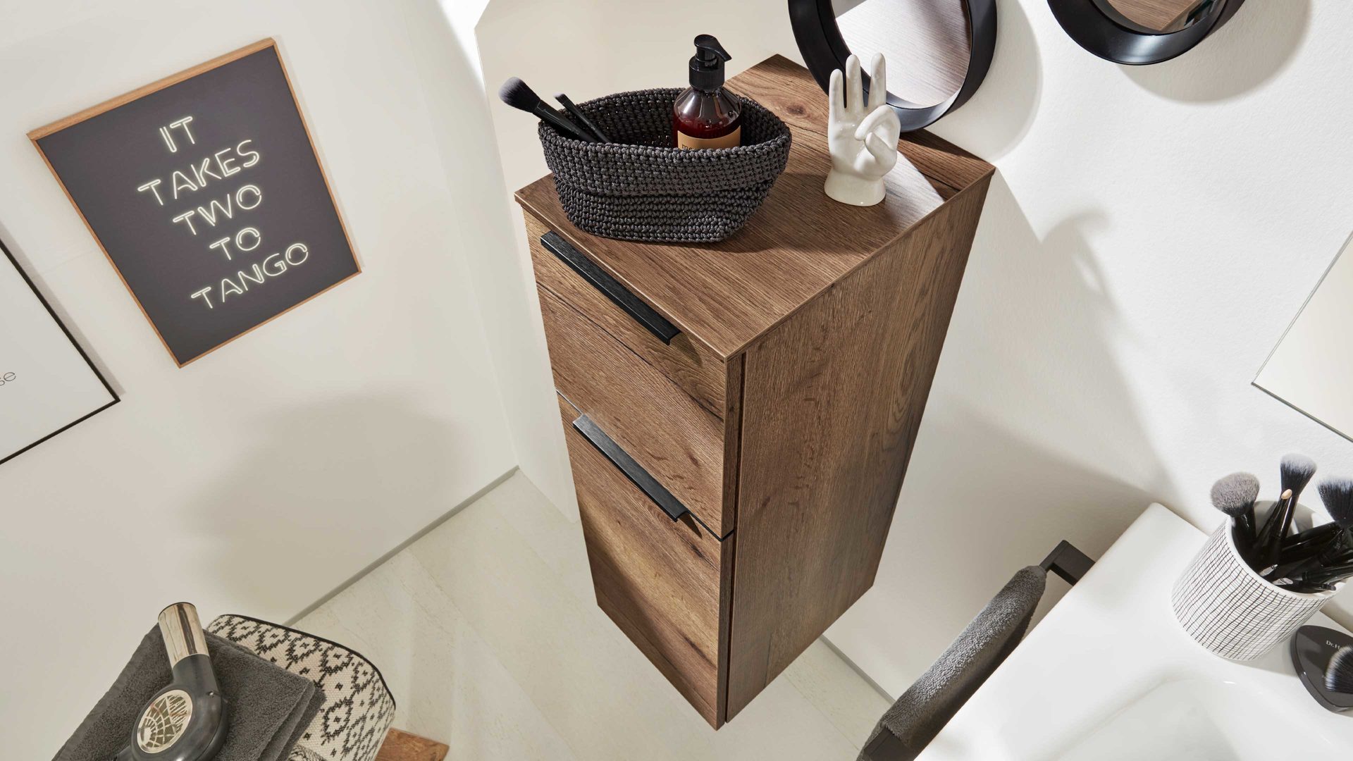 Hängeschrank Interliving aus Holz in Holzfarben Interliving Bad Serie 7402 – Sideboard Havanna Eiche – eine Tür, ein Auszug