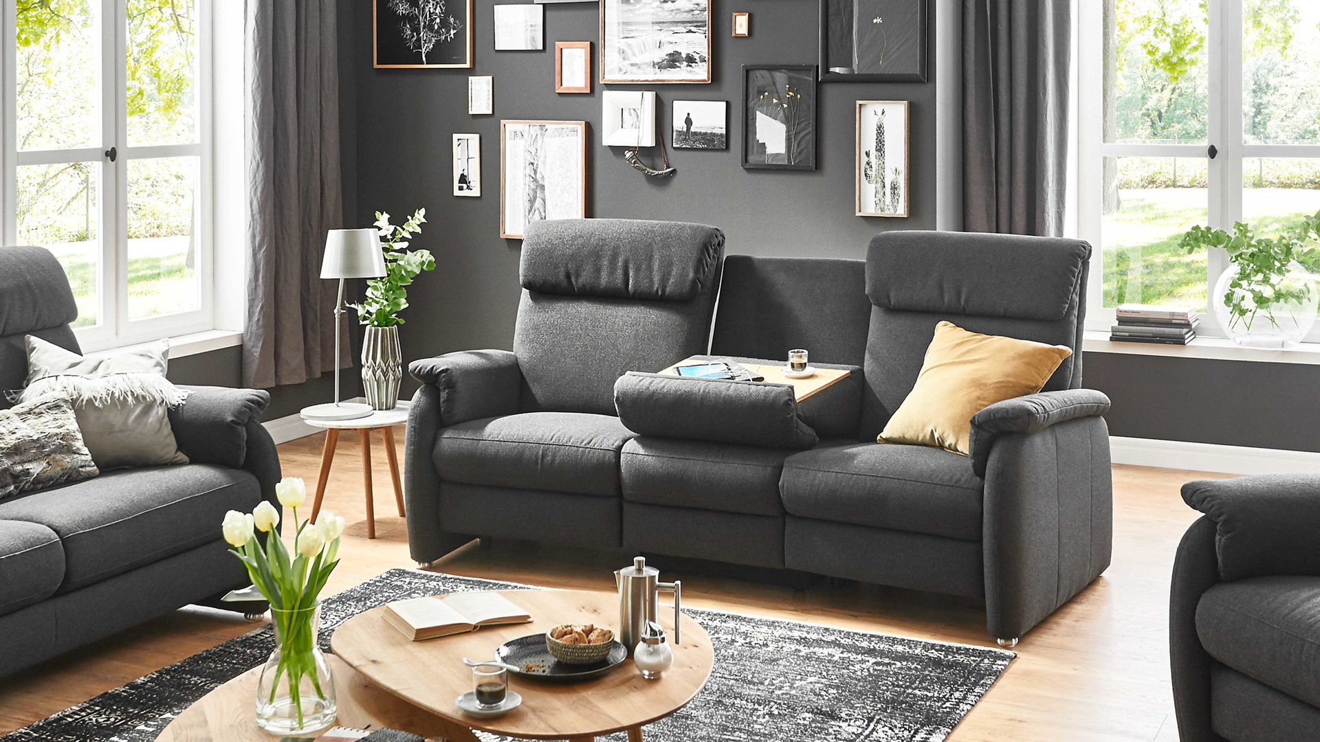 Dreisitzer COMFORT SMART aus Stoff in Anthrazit COMFORT SMART Alto - Trapezsofa anthrazitfarbenes Flachgewebe Orlando & Aluminiumfüße – Länge ca. 226 cm