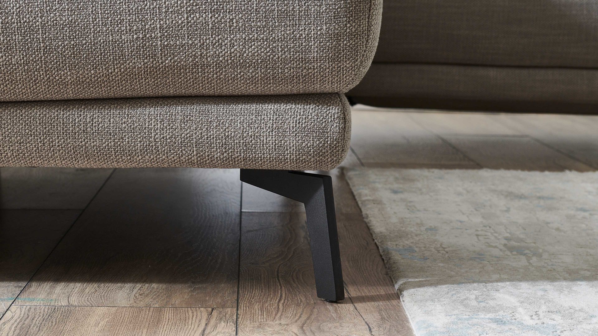 Polsterhocker COMFORT SMART aus Stoff in Beige COMFORT SMART Cadira - XXL-Polsterhocker taupefarbenes Flachgewebe Picasso & schwarze Metallfüße - ca. 110 x 65 cm