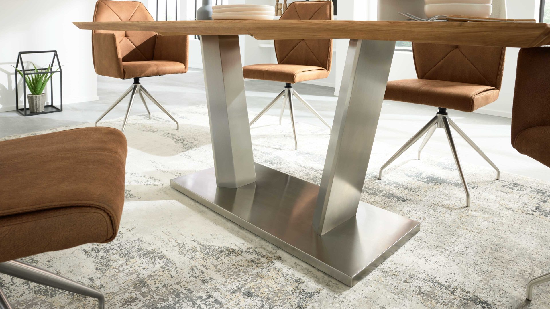 Esstisch Interliving aus Holz in Holzfarben Interliving Esszimmer Serie 5104 – Esstisch helle Wildeiche & Edelstahl - ca. 200 x 100 cm