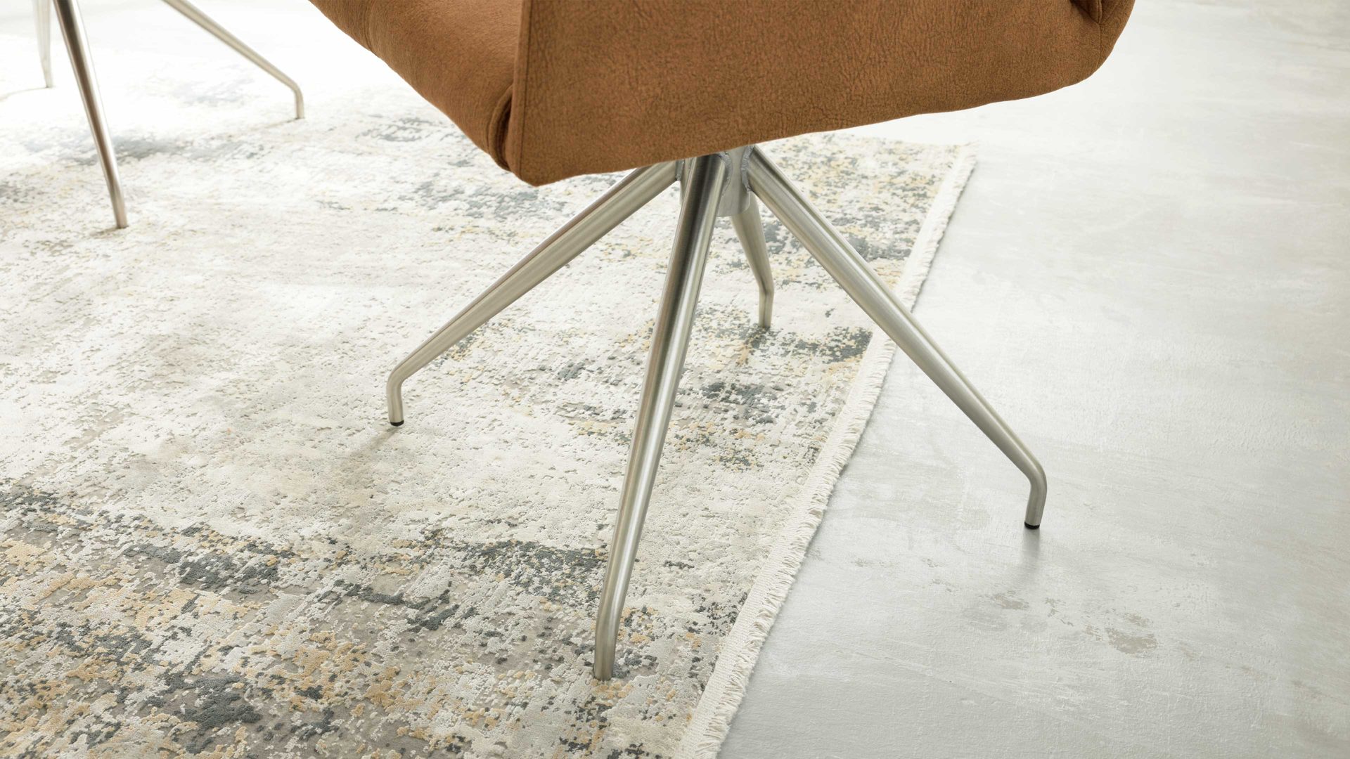 Vierfußstuhl Interliving aus Kunstfaser in Hellbraun Interliving Esszimmer Serie 5104 – Polsterstuhl mit Drehfunktion bernsteinfarbene Mikrofaser Amber & Edelstahl