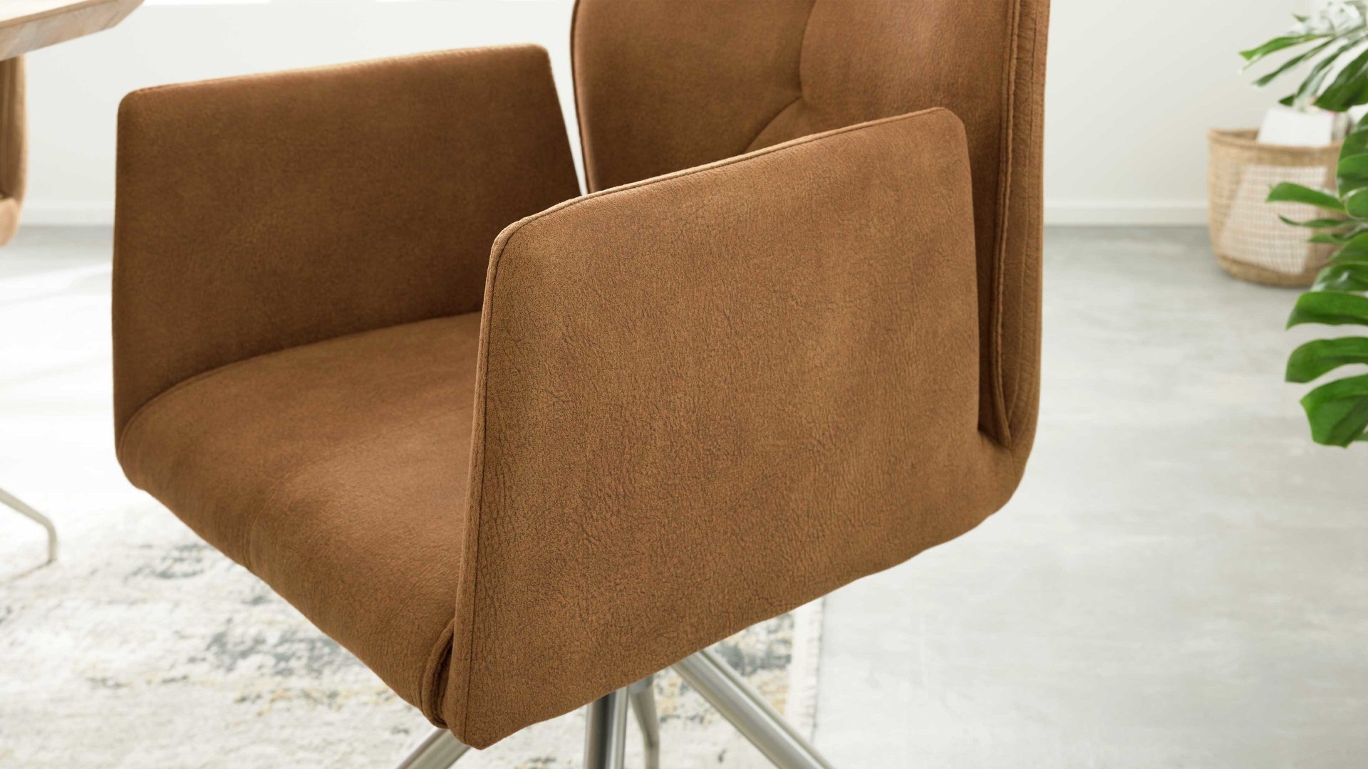 Vierfußstuhl Interliving aus Kunstfaser in Hellbraun Interliving Esszimmer Serie 5104 – Armlehnstuhl mit Drehfunktion bernsteinfarbene Mikrofaser Amber & Edelstahl