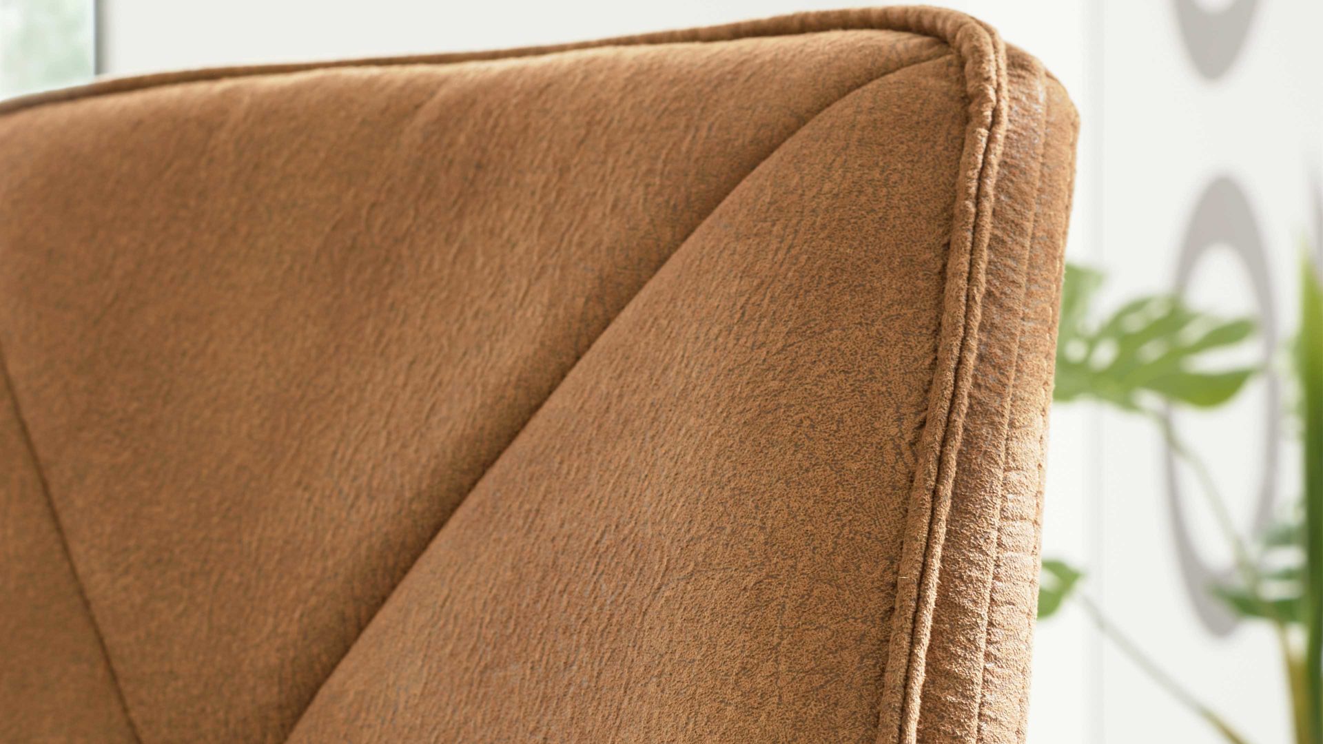 Vierfußstuhl Interliving aus Kunstfaser in Hellbraun Interliving Esszimmer Serie 5104 – Armlehnstuhl mit Drehfunktion bernsteinfarbene Mikrofaser Amber & Edelstahl