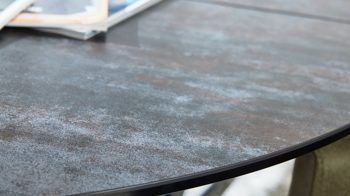 Auszugtisch Interliving aus Keramik in Dunkelgrau Interliving Esszimmer Serie 5104 – Auszugtisch dunkelgraue Tischplatte Industrial & schwarzes Metallgestell – Durchmesser ca. 120-180 cm