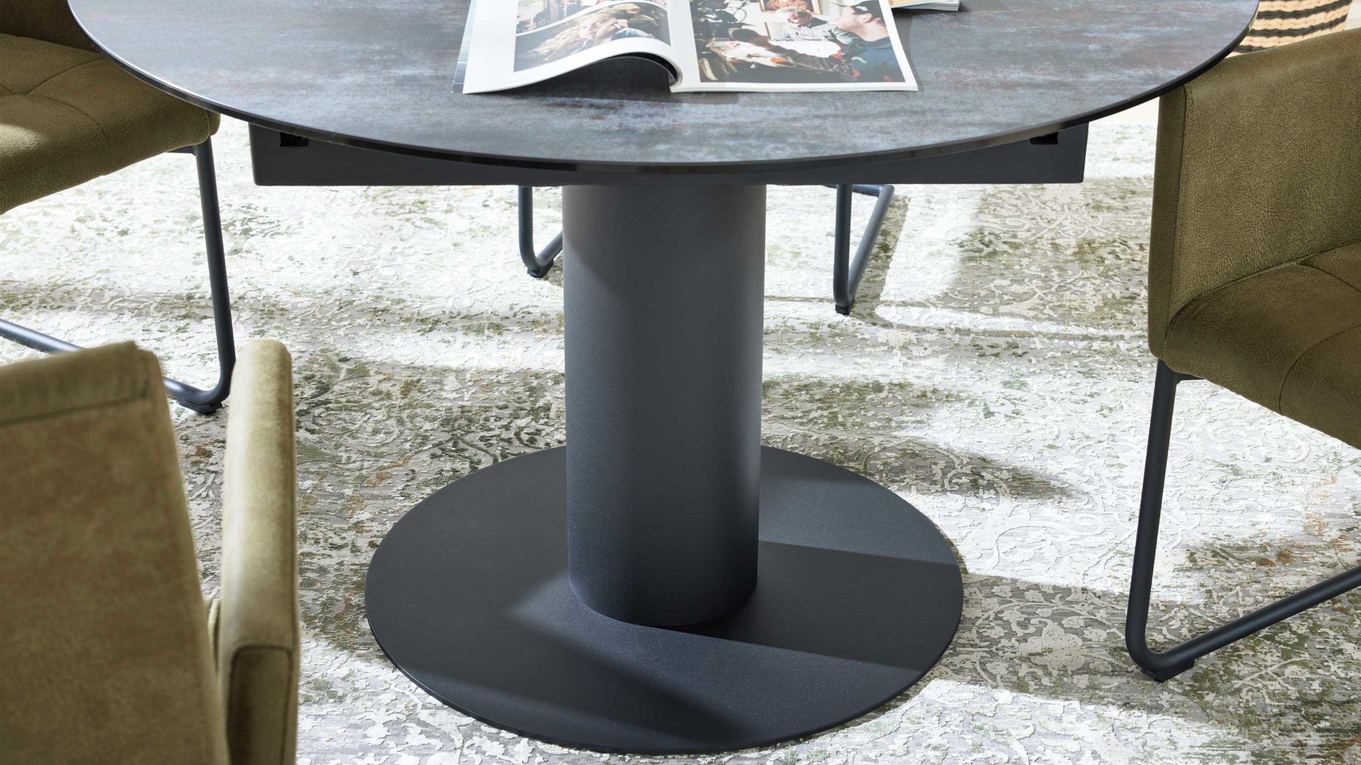 Tischgruppe Interliving aus Keramik in Dunkelgrau Interliving Esszimmer Serie 5104 – Essgruppe mit Ausziehtisch farngrüne Mikrofaser Fern, dunkelgraue Tischplatte Industrial & schwarzes Metall