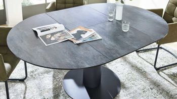 Tischgruppe Interliving aus Keramik in Dunkelgrau Interliving Esszimmer Serie 5104 – Essgruppe mit Ausziehtisch farngrüne Mikrofaser Fern, dunkelgraue Tischplatte Industrial & schwarzes Metall