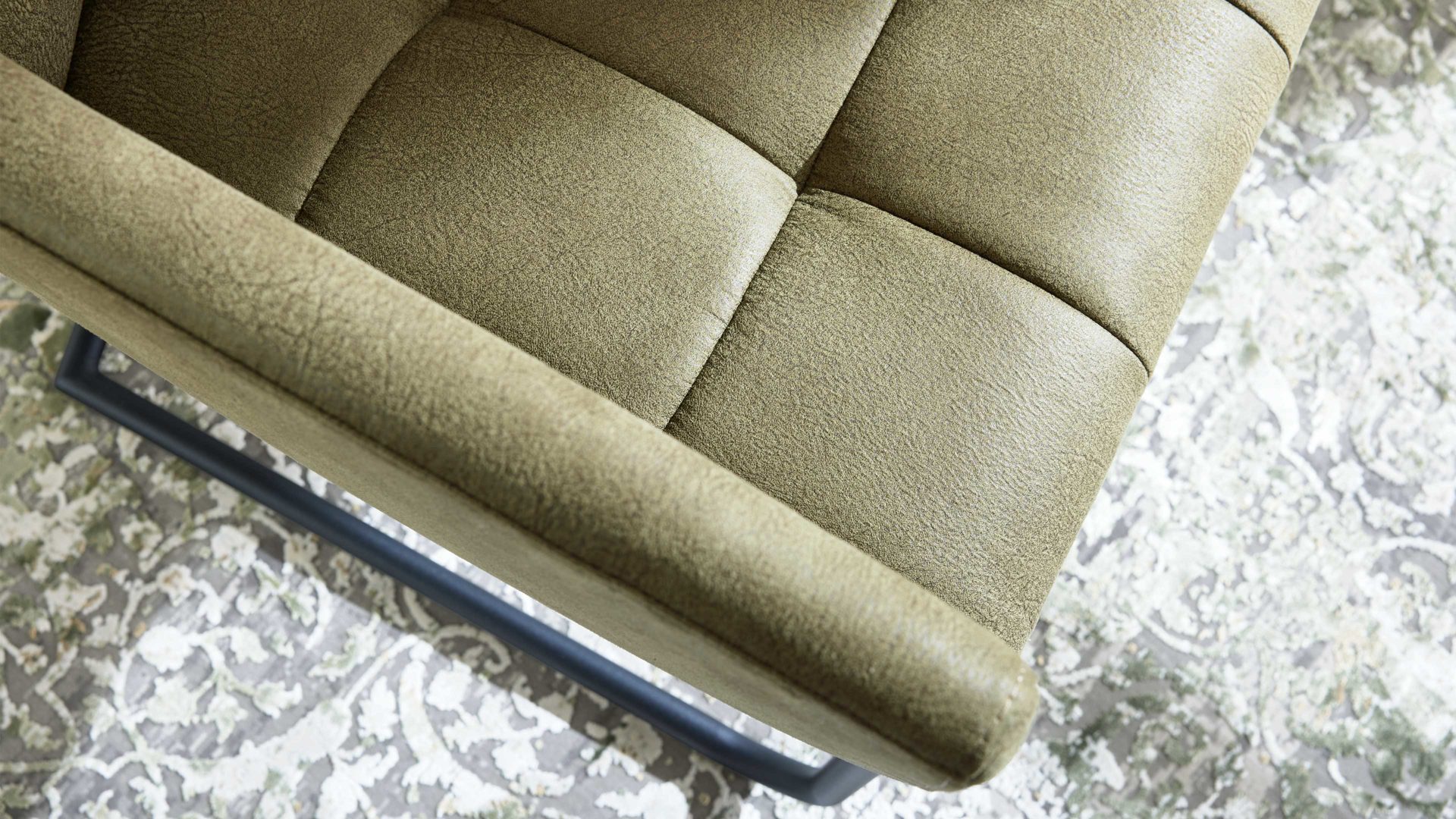 Tischgruppe Interliving aus Keramik in Dunkelgrau Interliving Esszimmer Serie 5104 – Essgruppe mit Ausziehtisch farngrüne Mikrofaser Fern, dunkelgraue Tischplatte Industrial & schwarzes Metall