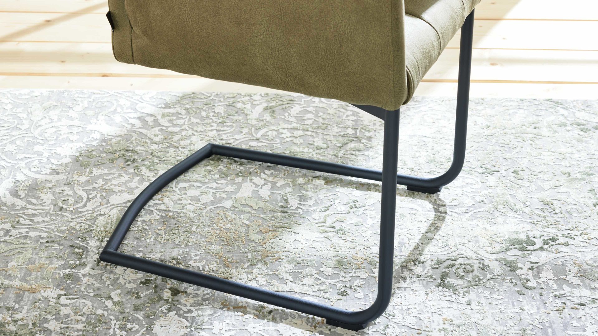 Schwingstuhl Interliving aus Kunstfaser in Dunkelgrün Interliving Esszimmer Serie 5104 – Armlehn-Schwingstuhl farngrüne Mikrofaser Fern & Mattschwarz